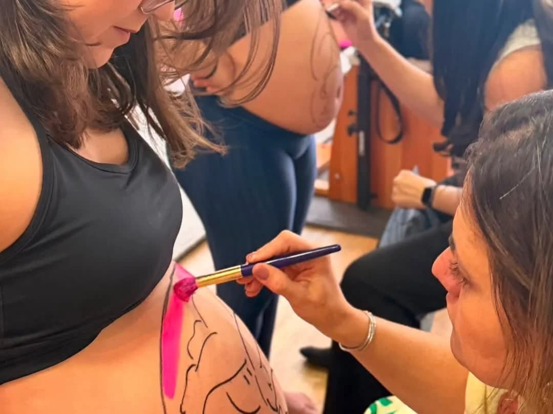 Barrigas pintadas de gestantes em encontro no estúdio da Viver