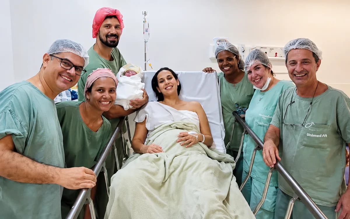Equipe de fisioterapeutas e doulas da Viver com a mãe e o bebê no nascimento