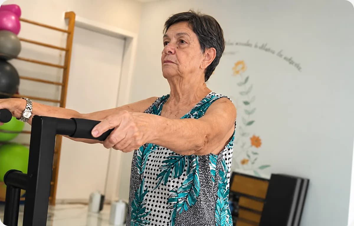 Aluna fazendo pilates nos equipamentos do estúdio da Viver