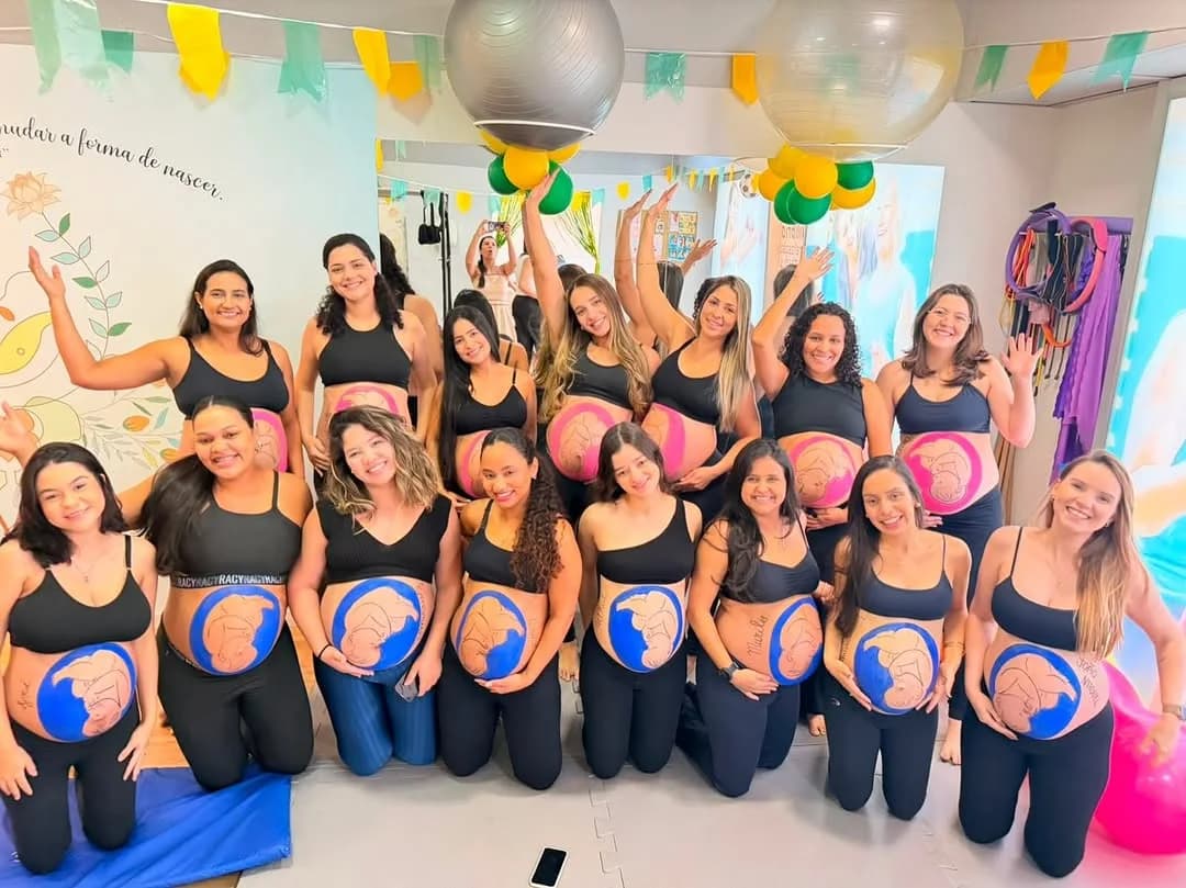 Turma de alunas comemorando no estúdio de pilates da Viver