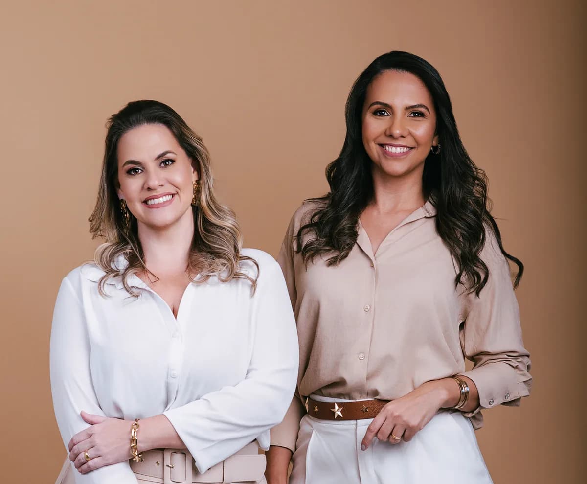 Marina e Bettina juntas no ensaio da Viver Fisioterapia e Pilates